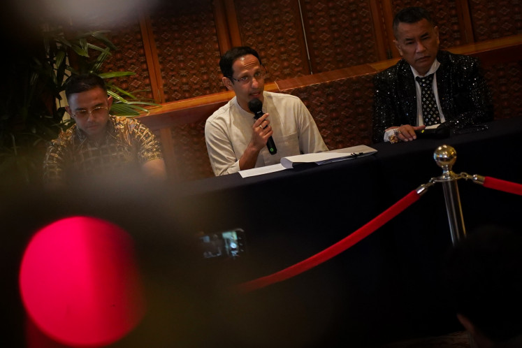 Former education, culture, research and technology minister Nadiem Makarim (center) sits next to his lawyers Hotman Paris Hutapea (right) and Mohamad Ali Nurdin (left) on Tuesday during a press briefing in Jakarta. The former minister dismissed allegations of corruption pertaining to the Google Chromebook laptop procurement project in his ministry between 2019 and 2022.